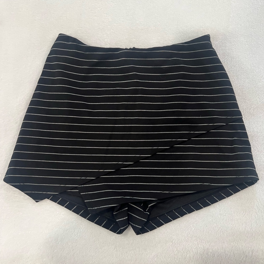 Lulus pinstripe skirt